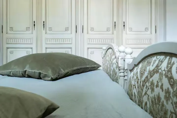 Authentic Interbelic Villa In The City Center Bukarest